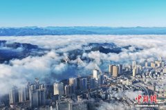 湖北宜昌：雾海“锁”青山 楼宇“浮”云端